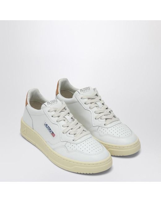 Sneaker medalist in pelle bianca/sabbia di Autry in White