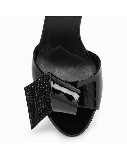 Sandalo alto nero in vernice con applicazione di Prada in Black