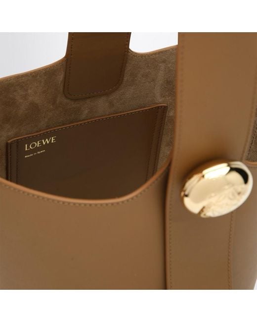 Borsa pebble bucket media marrone di Loewe in Natural