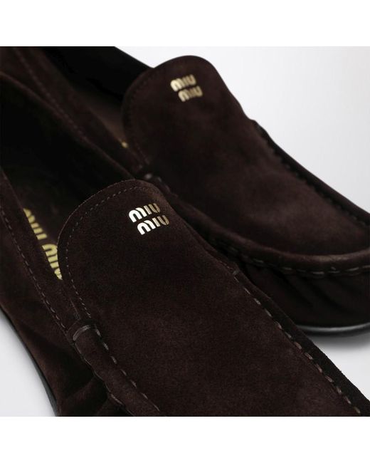 Mocassini marroni in pelle scamosciata di Miu Miu in Black