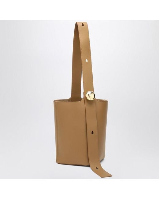 Borsa pebble bucket media marrone di Loewe in Natural