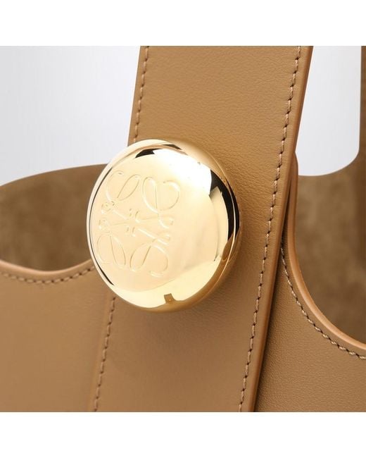 Borsa pebble bucket media marrone di Loewe in Natural