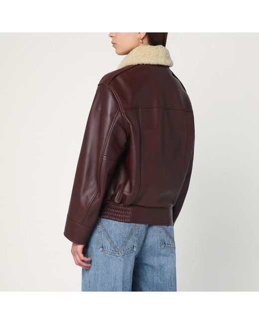 Giacca in pelle con colletto in shearling di Bottega Veneta in Red