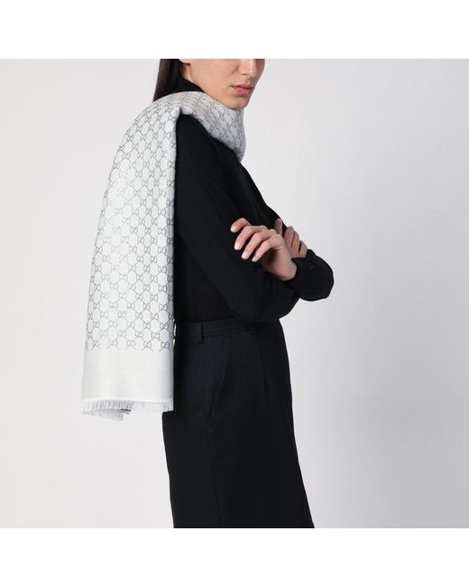 Sciarpa in lana e seta gg jacquard grigia chiara/bianca di Gucci in Gray