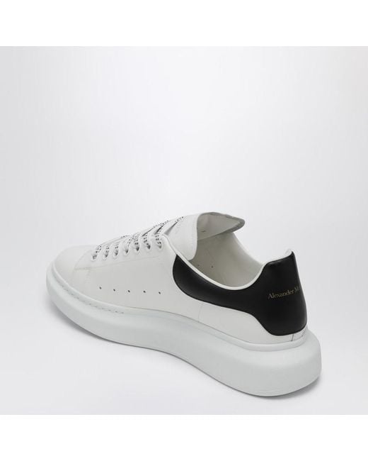Sneaker oversize bianca e nera di Alexander McQueen in White