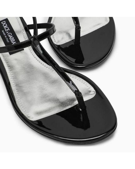 Sandalo infradito in vernice con catena di Dolce & Gabbana in Black