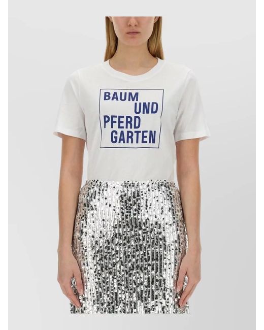 Baum und Pferdgarten White Crew Neck Graphic Print Short Sleeve T-Shirt