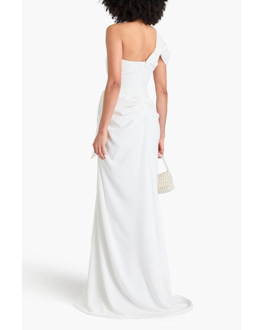 Rhea Costa White Drapierte robe aus crêpe mit asymmetrischer schulterpartie