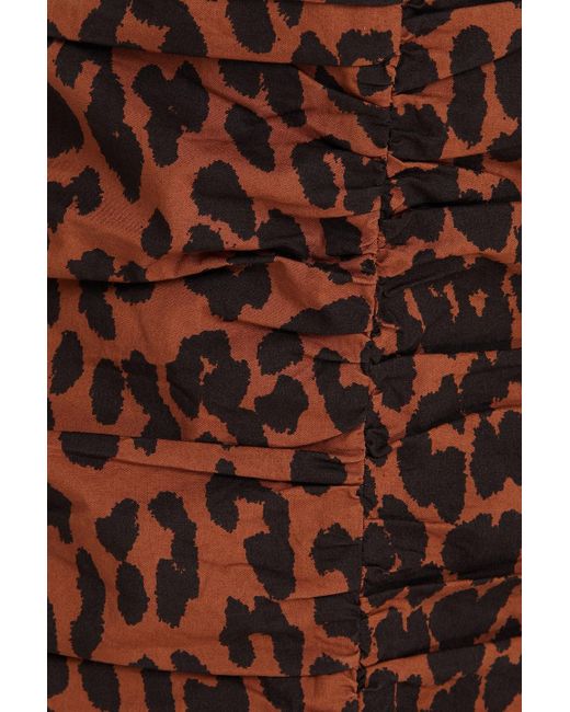 Ganni Brown Gerafftes minikleid aus baumwollpopeline mit leopardenprint