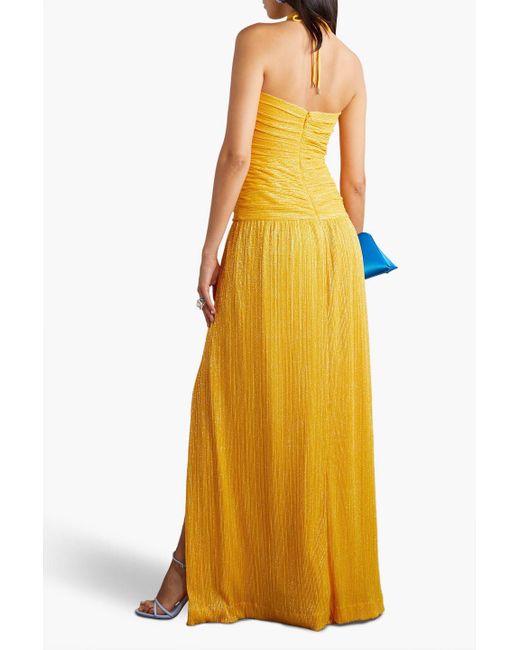 Rebecca Vallance Yellow Phaedra robe aus plissiertem lamé mit applikationen