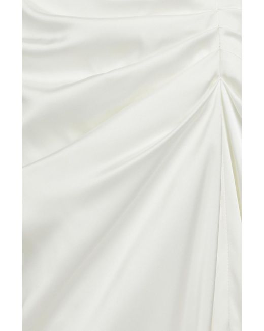 Rhea Costa White Athena schulterfreie robe aus satin mit drapierung