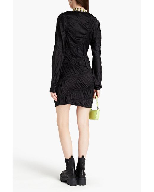 Ganni Black Gerafftes minikleid aus satin in knitteroptik