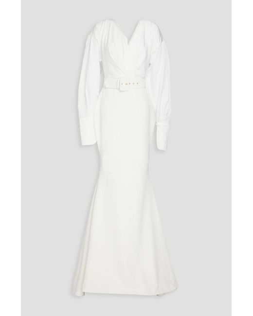 Rhea Costa White Gianna robe aus glänzendem crêpe mit falten