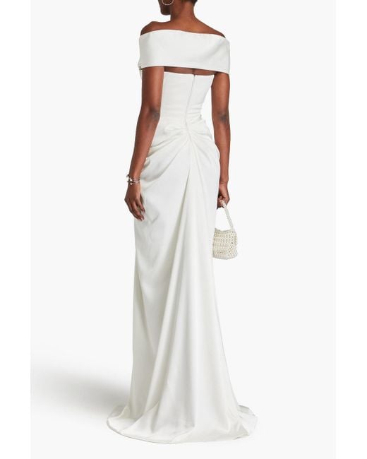 Rhea Costa White Athena schulterfreie robe aus satin mit drapierung
