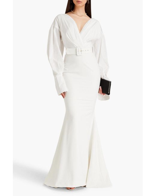 Rhea Costa White Gianna robe aus glänzendem crêpe mit falten