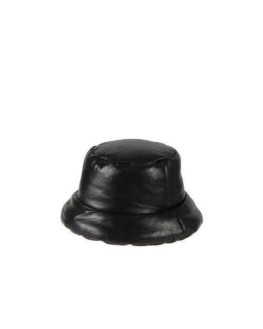Cappello con logo in pelle di Prada in Black