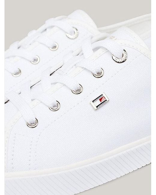 Tommy Hilfiger White Canvas-Sneaker mit Flag aus Emaille