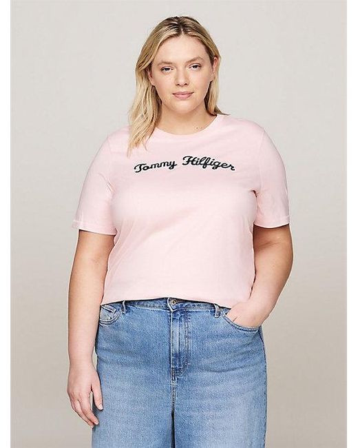 Camiseta con logo bordado en Script Curve Tommy Hilfiger de color Pink
