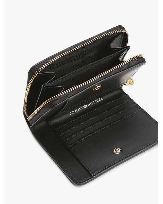 Cartera Con Insignia Del Monograma Th Tommy Hilfiger de color Black
