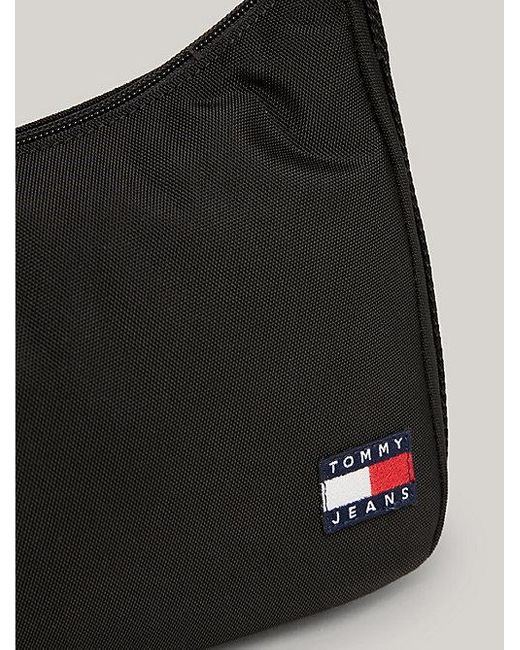 Tommy Hilfiger Black Essential kleine Schultertasche mit Logo-Patch
