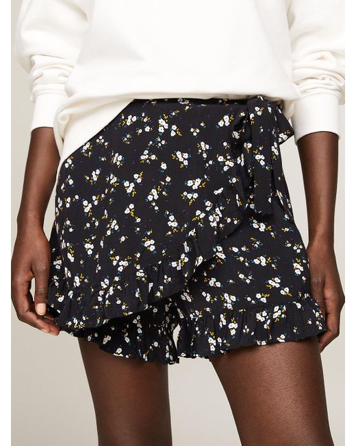 Jupe-short portefeuille à motif floral Tommy Hilfiger en coloris Black