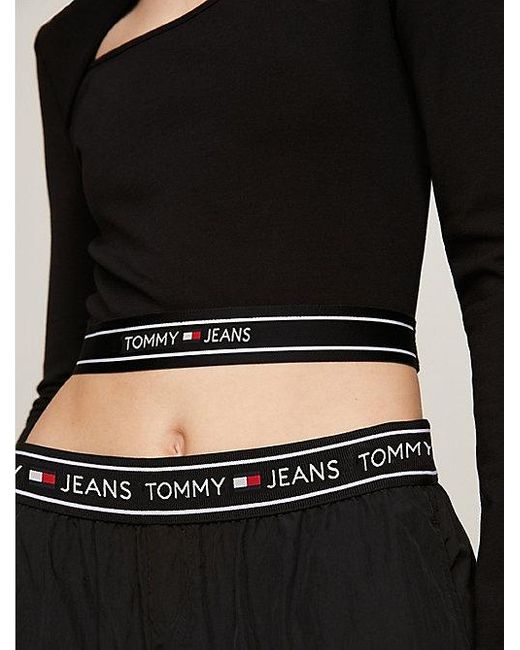 Camiseta super cropped con cinta distintiva Tommy Hilfiger de color Black