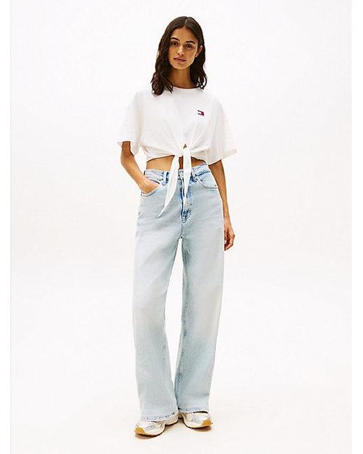 Camiseta Anudada Corte Cropped Con Parche Tommy Hilfiger de color White