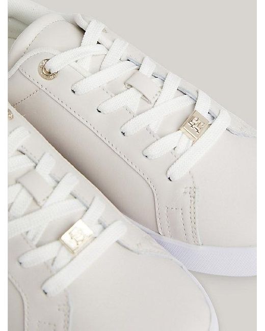 Zapatillas de piel con logo metálico Tommy Hilfiger de color White