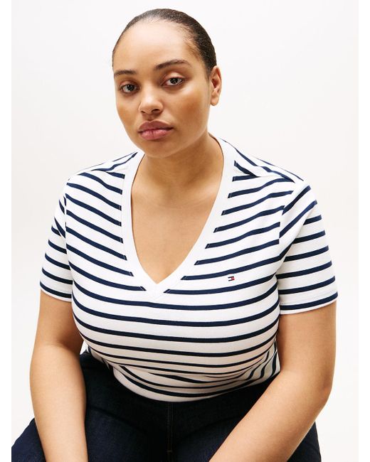 T-Shirt Ajusté Curve À Col En V Tommy Hilfiger en coloris White