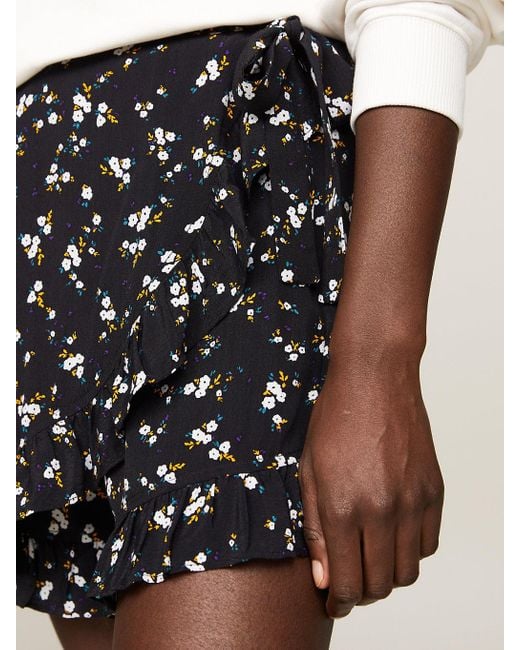 Jupe-short portefeuille à motif floral Tommy Hilfiger en coloris Black
