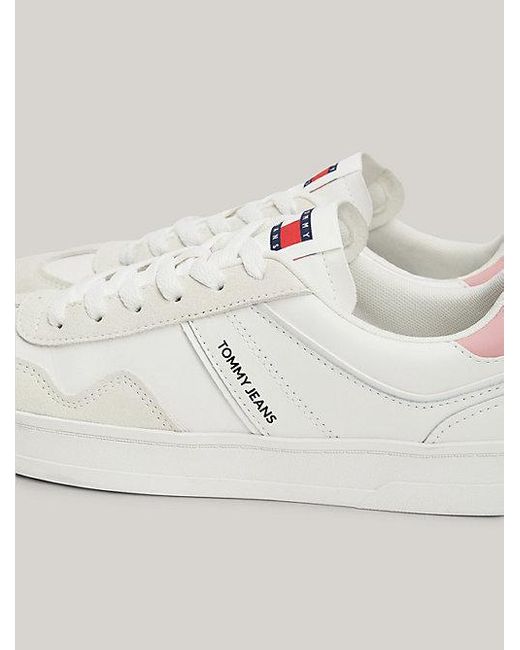 Tommy Hilfiger Suède Court Sneaker Met Gemengde Texturen in het White