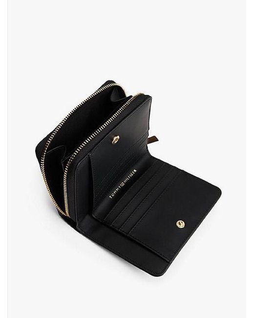Cartera Con Monograma Th Y Cremallera Tommy Hilfiger de color White