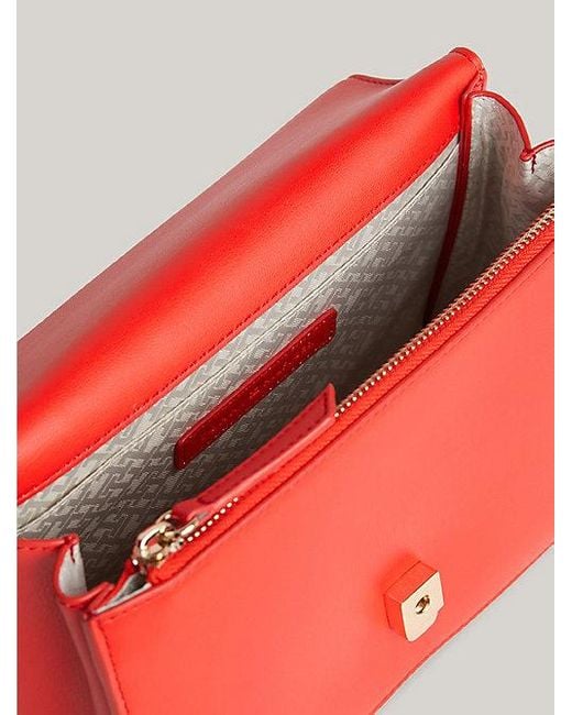 Bolso mediano con bandolera y monograma TH Tommy Hilfiger de color Red