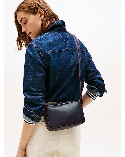 Tommy Hilfiger Crossbody Cameratas Met Webbing Band in het Blue