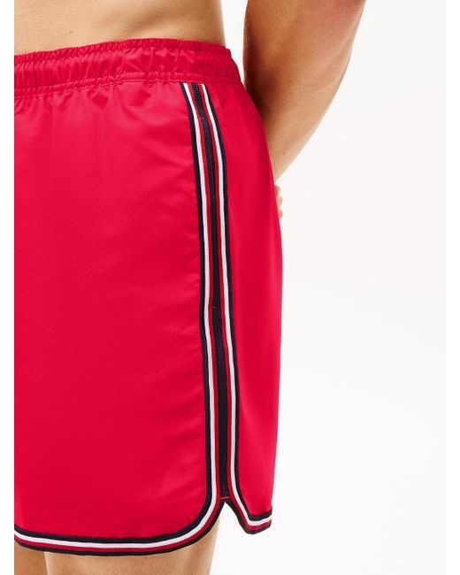 Costume Boxer Global Stripe Media Lunghezza di Tommy Hilfiger in Red da Uomo
