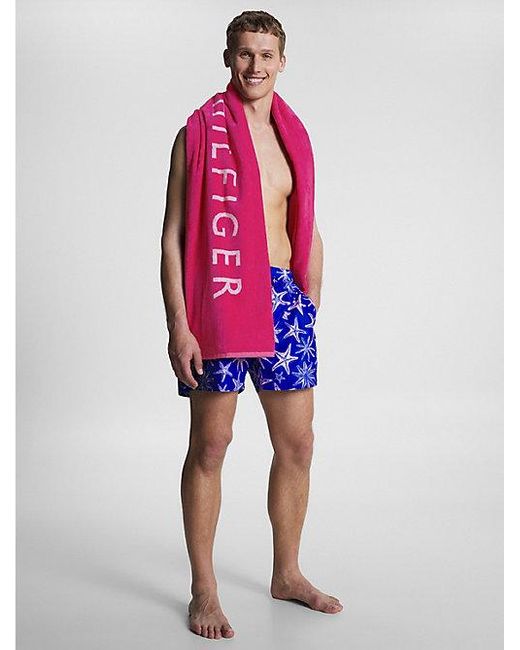 Tommy Hilfiger Strandhanddoek Met Logo En Contrastrand in het Roze | Lyst NL