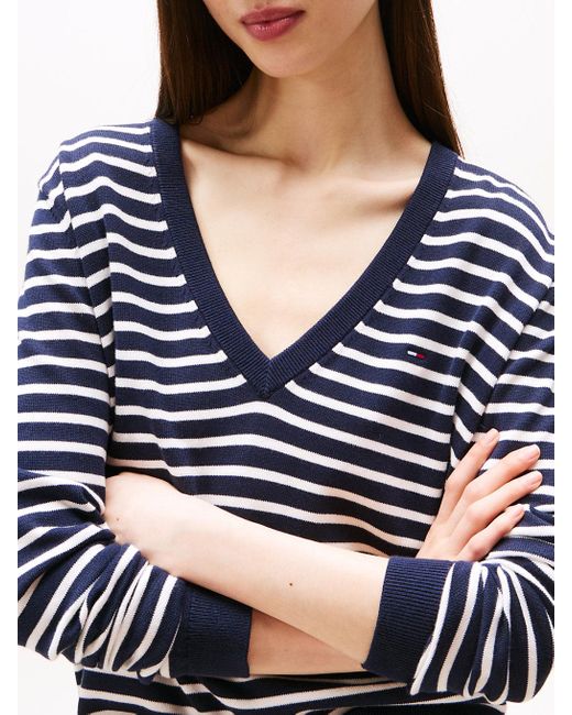 Pull À Col En V Et Drapeau Brodé Tommy Hilfiger en coloris Blue