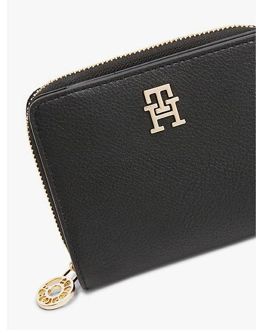 Cartera Con Insignia Del Monograma Th Tommy Hilfiger de color Black