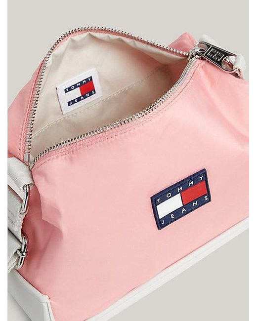 Bolso bandolera pequeño con logo engomado Tommy Hilfiger de color Pink