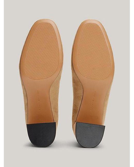 Zapatos de salón en ante con tacón ancho Tommy Hilfiger de color Natural