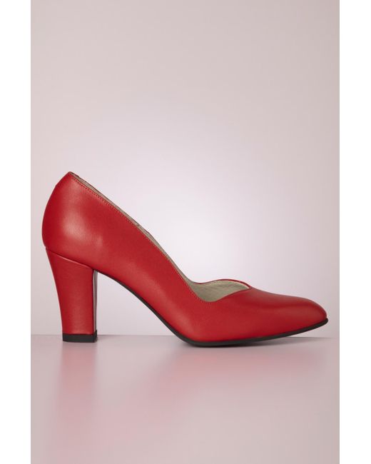 Banned Retro Ava Sweetheart Leather Court Pumps in het Red