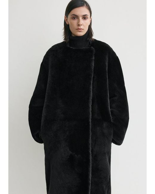 Totême  Black Collarless Shearling Coat