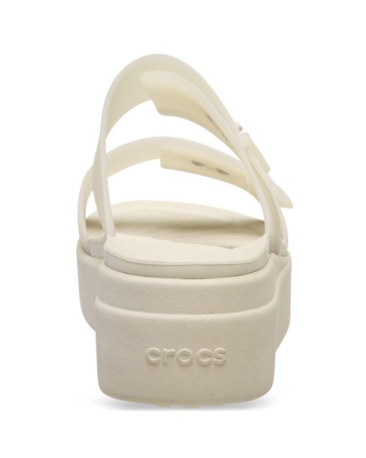 Brooklyn Buckle Low Wedge Sandales En Pierre De Sable CROCSTM en coloris White