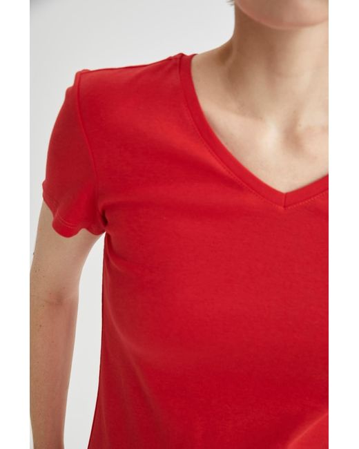 Defacto Red Schmal geschnittenes basic-kurzarm-t-shirt aus 100 % baumwolle mit v-ausschnitt