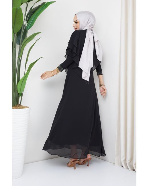 Olcay Black Abendkleid aus chiffon mit hijab und steinen sowie schwungraddetails,