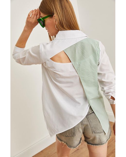 Olalook Green Es und weißes sambre-übergröße-shirt mit cut-outs und detailliertem rücken