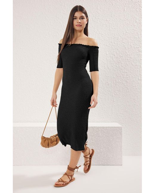 Trendyol Gray Dehnbares, Strukturiertes, Schwarzes Midi-Kleid Mit Carmen-Ausschnitt – Geraffter, Körperbetonter Für Damen