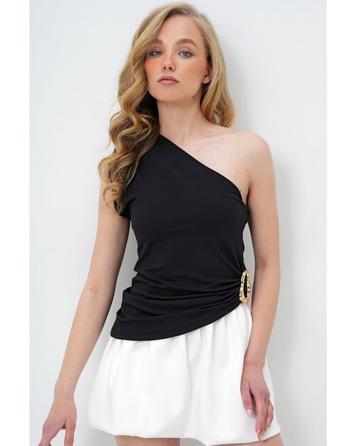 Trend Alaçatı Stili Black Schwarze Bluse Mit Asymmetrischem Ausschnitt, One-Shoulder-Taille Und Drapiertem Metallzubehör Für Damen