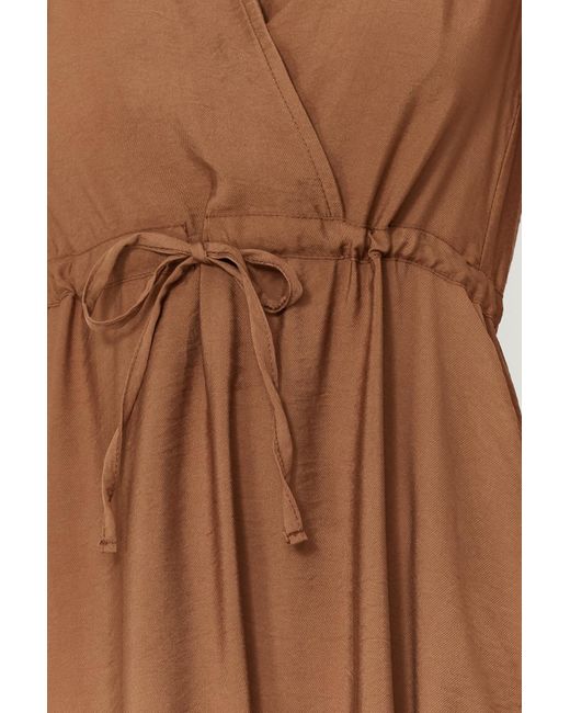 Trendyol Brown Es, gewebtes midi-kleid mit v-ausschnitt und taillenöffnung