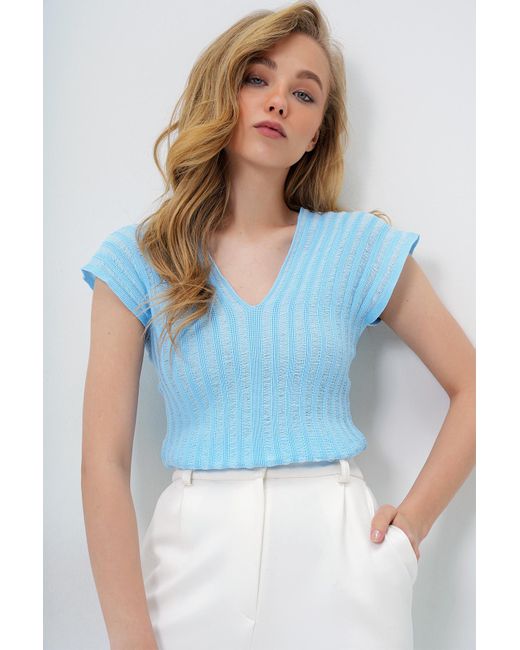 Trend Alaçatı Stili Blue Babyblaue Bluse Mit V-Ausschnitt Und Durchbrochenem V-Ausschnitt Vorne Und Hinten Für Damen
